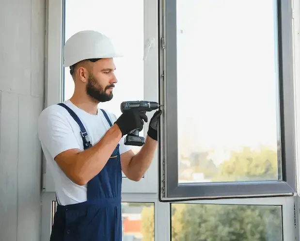 Tecnico fabbro al lavoro ad Abano Terme